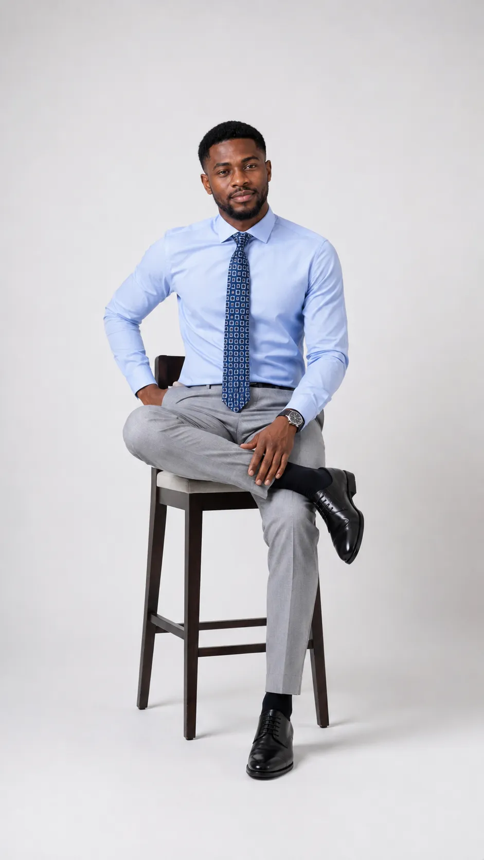 Style sombre studio consume élégant sur chaise